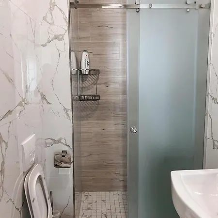 Roes 3 * Tirana